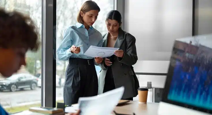 Equipo financiero trabajando en conjunto