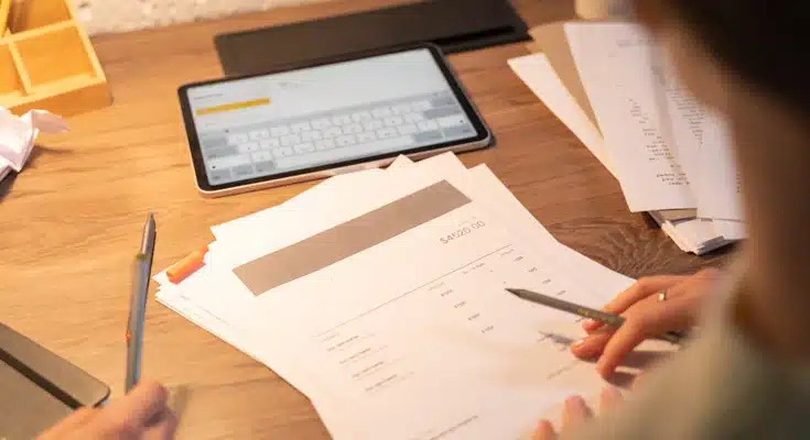 persona trabajando estrategia de flujo de caja