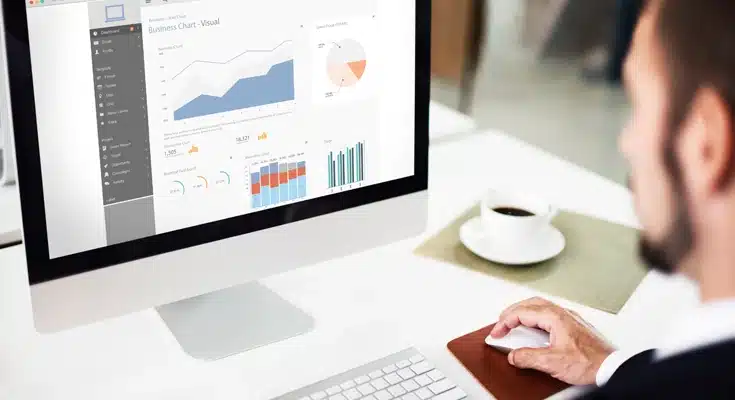 Comercial revisando dashboard flujo de caja