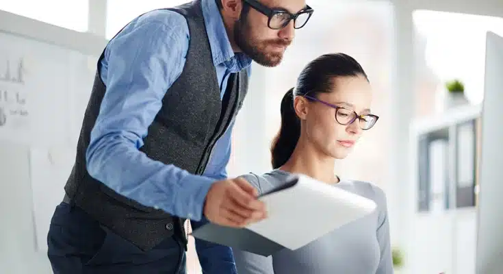 Pareja comercial revisando documentos - Profitline