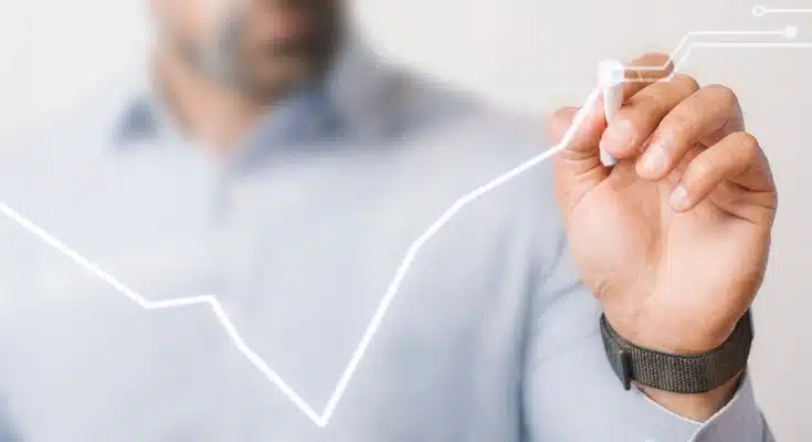 Persona trazando una gráfica digital