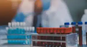 Científicos en laboratorio farmacéutico analizando muestras, contexto de gestión de cartera y reducción del DSO - Profitline