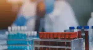 Científicos en laboratorio farmacéutico analizando muestras, contexto de gestión de cartera y reducción del DSO - Profitline