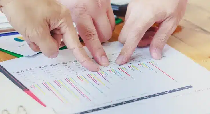 Reunión de equipo analizando estrategias para reducir el DSO sin afectar la relación con clientes B2B