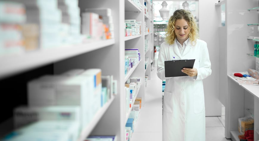 farmacéutico revisando inventario en laboratorio, contexto de gestión de cartera con EPS en sector farmacéutico - Profitline