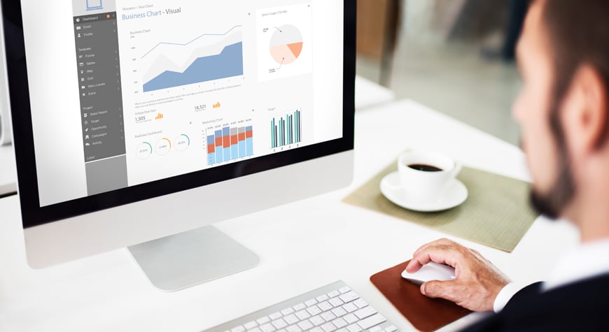 Comercial revisando dashboard flujo de caja Profitline