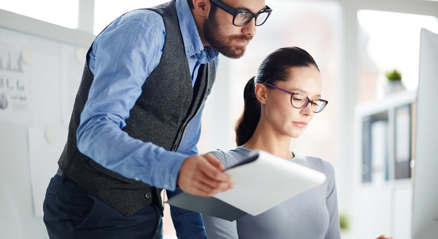 Pareja comercial revisando documentos - Profitline
