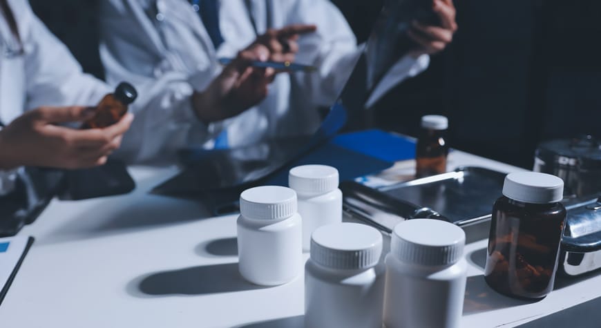 profesionales del sector salud discutiendo factores que provocan devoluciones en la industria farmacéutica - Profitline