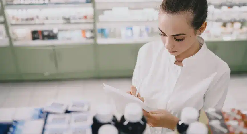 Procesos operativos en farmacia relacionados con ineficiencias y fricciones financieras en el sector farmacéutico