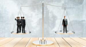 comparación entre outsourcing y equipo interno en la gestión de procesos empresariales B2B - Profitline