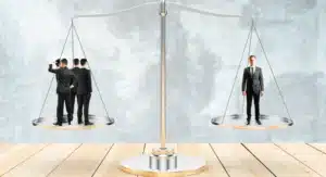 comparación entre outsourcing y equipo interno en la gestión de procesos empresariales B2B