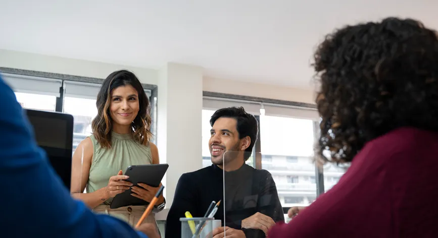 equipo interno de empresa colaborando en la gestión de procesos en entorno corporativo B2B