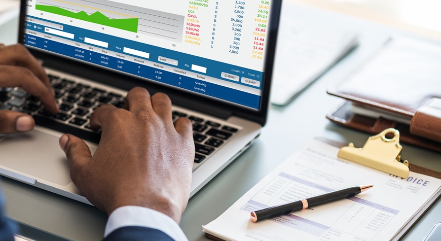 Analista conciliando pagos y facturas para optimizar las cuentas por cobrar - Profitline