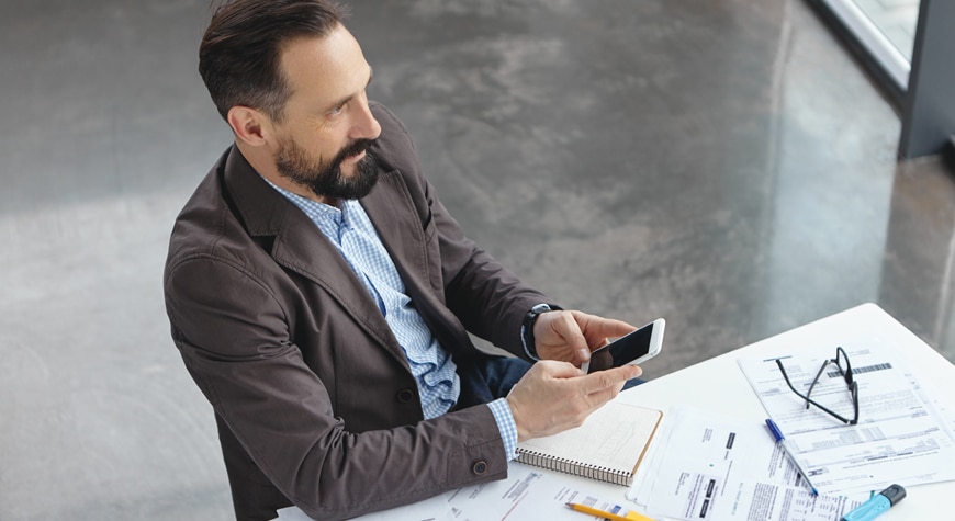Director financiero analizando indicadores de capital de trabajo y liquidez empresarial - Profitline