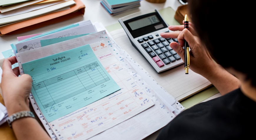 Equipo financiero analizando indicadores de cuentas por cobrar y flujo de caja en una empresa B2B - Profitline