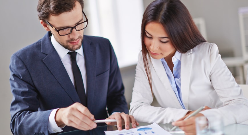 Equipo financiero gestionando cuentas por cobrar mediante indicadores de cartera - Profitline