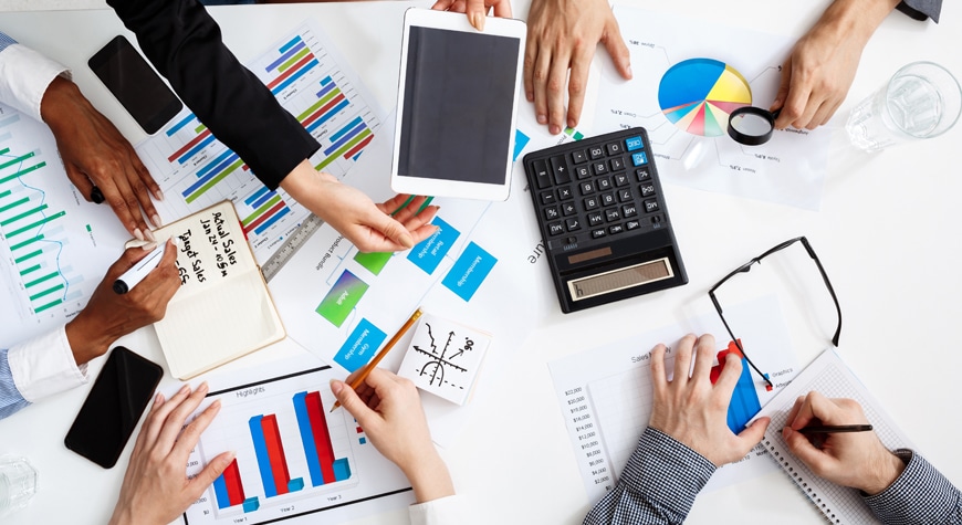 Equipo financiero revisando cuentas por cobrar para liberar capital de trabajo - Profitline