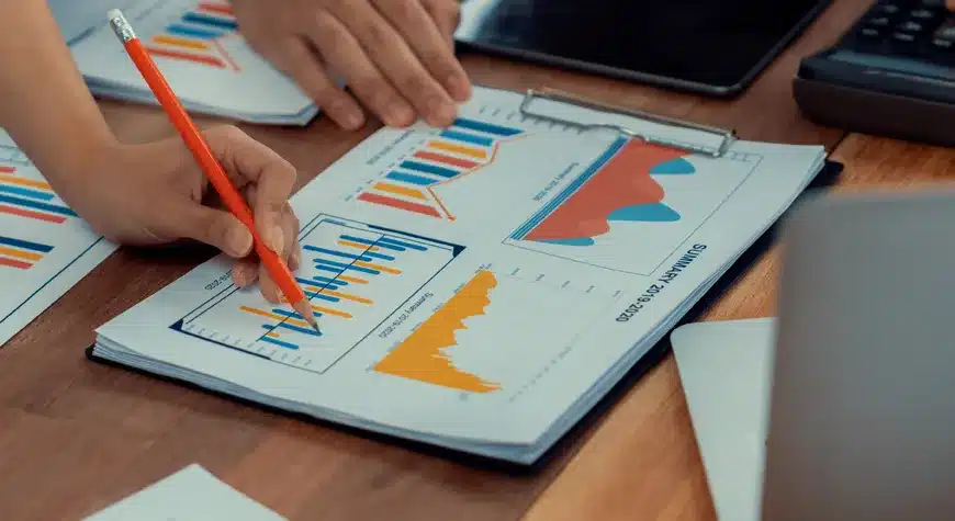 Equipo financiero analizando un dashboard para automatizar la conciliación y aplicación de pagos - Profitline