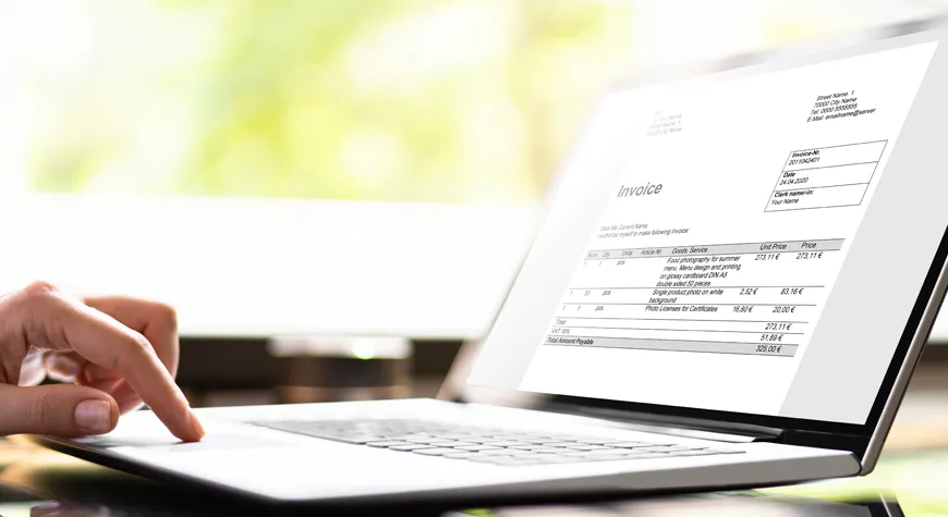 Profesional gestionando facturas digitales mediante tecnología de Cash Application - Profitline