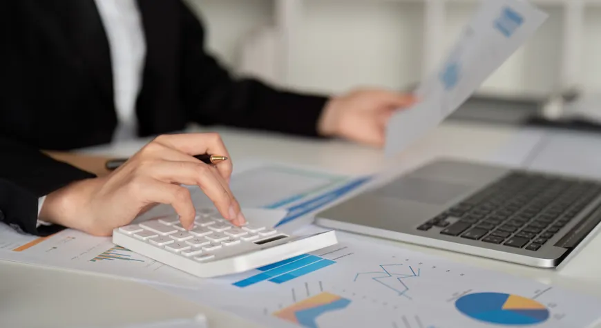 Especialista analizando excepciones y diferencias durante la aplicación de pagos con Profitline