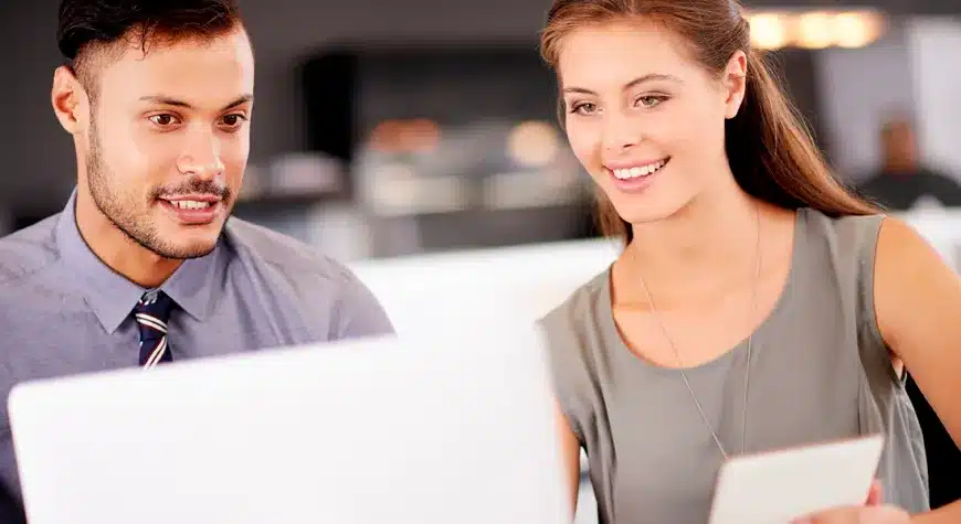 Equipo financiero colaborando en un modelo de outsourcing de cartera para empresas B2B con Profitline