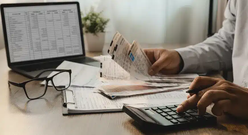 Profesional gestionando la radicación digital de facturas en el ciclo Order to Cash - Profitline