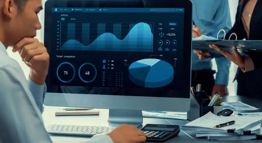 Equipo financiero analizando un dashboard para reducir el DSO en empresas farmacéuticas - Profitline