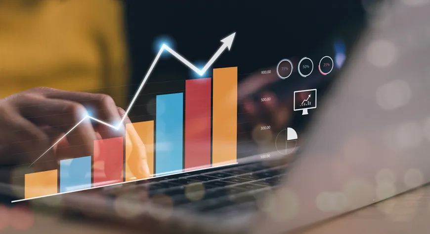 Analista utilizando tecnología y dashboards para gestionar una operación de cartera B2B - Profitline