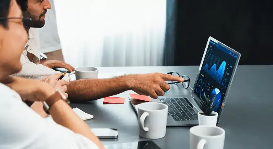Equipo financiero analizando datos para reducir el DSO y optimizar la gestión de cartera - Profitline